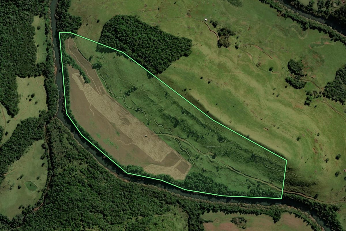 Imagem de satélite do imóvel rural em Ampére (PR), com o contorno declarado no CAR desenhado por cima.