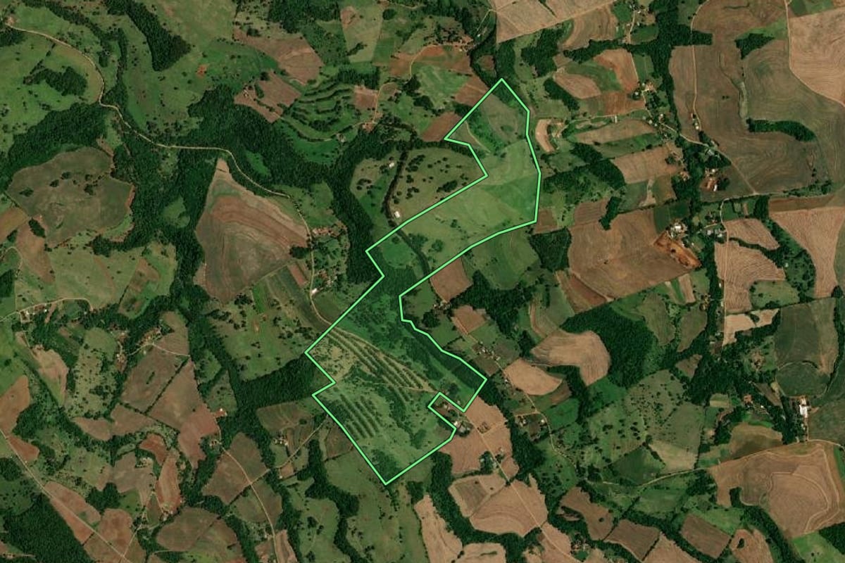 Imagem de satélite do imóvel rural em Ampére (PR), com o contorno declarado no CAR desenhado por cima.