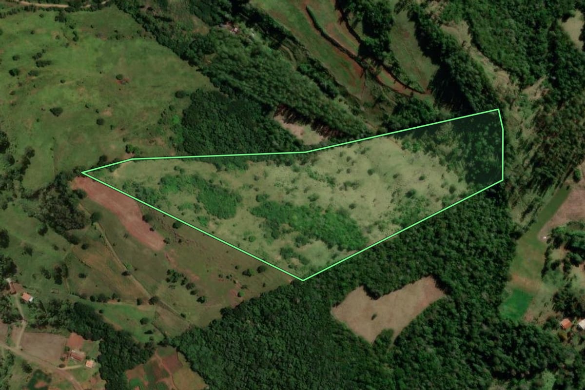 Imagem de satélite do imóvel rural em Ampére (PR), com o contorno declarado no CAR desenhado por cima.