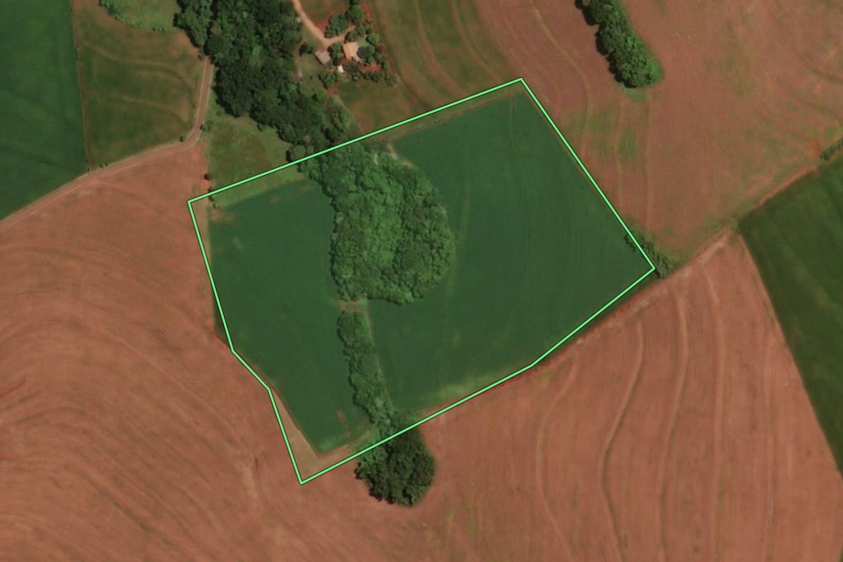 Imagem de satélite do imóvel rural em Ampére (PR), com o contorno declarado no CAR desenhado por cima.