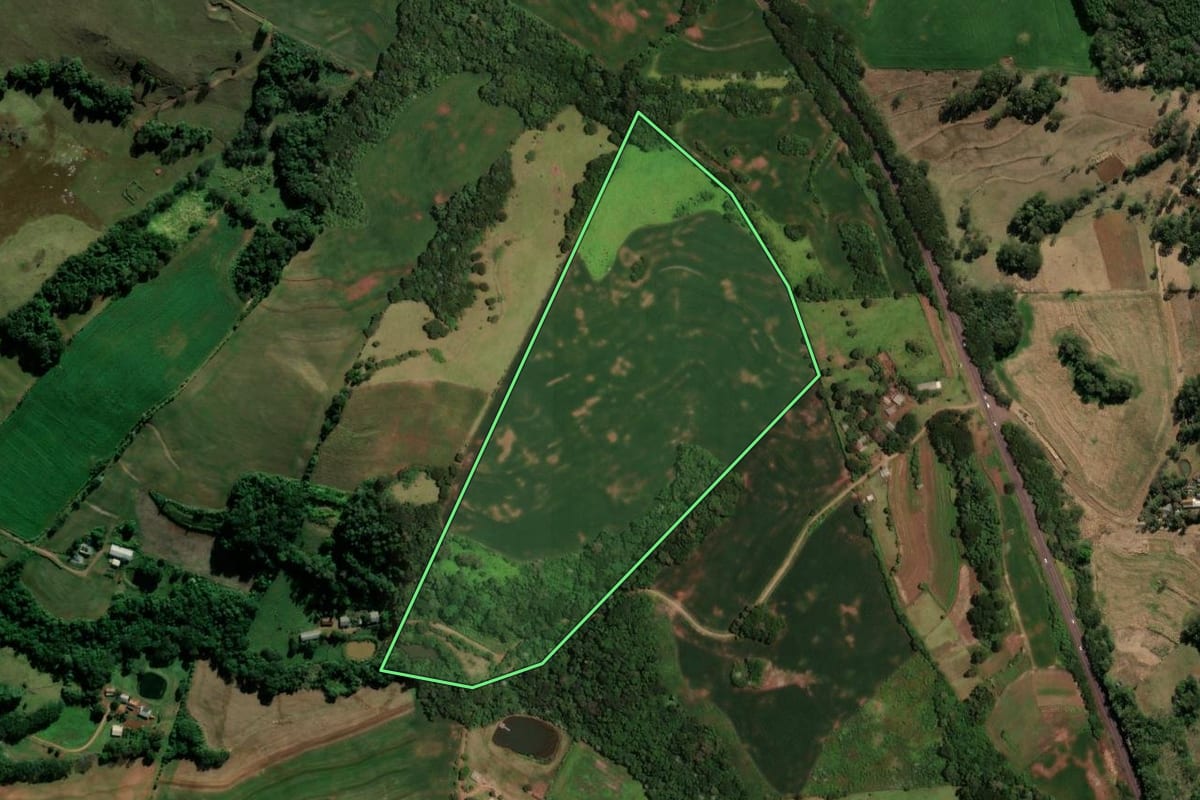 Imagem de satélite do imóvel rural em Ampére (PR), com o contorno declarado no CAR desenhado por cima.