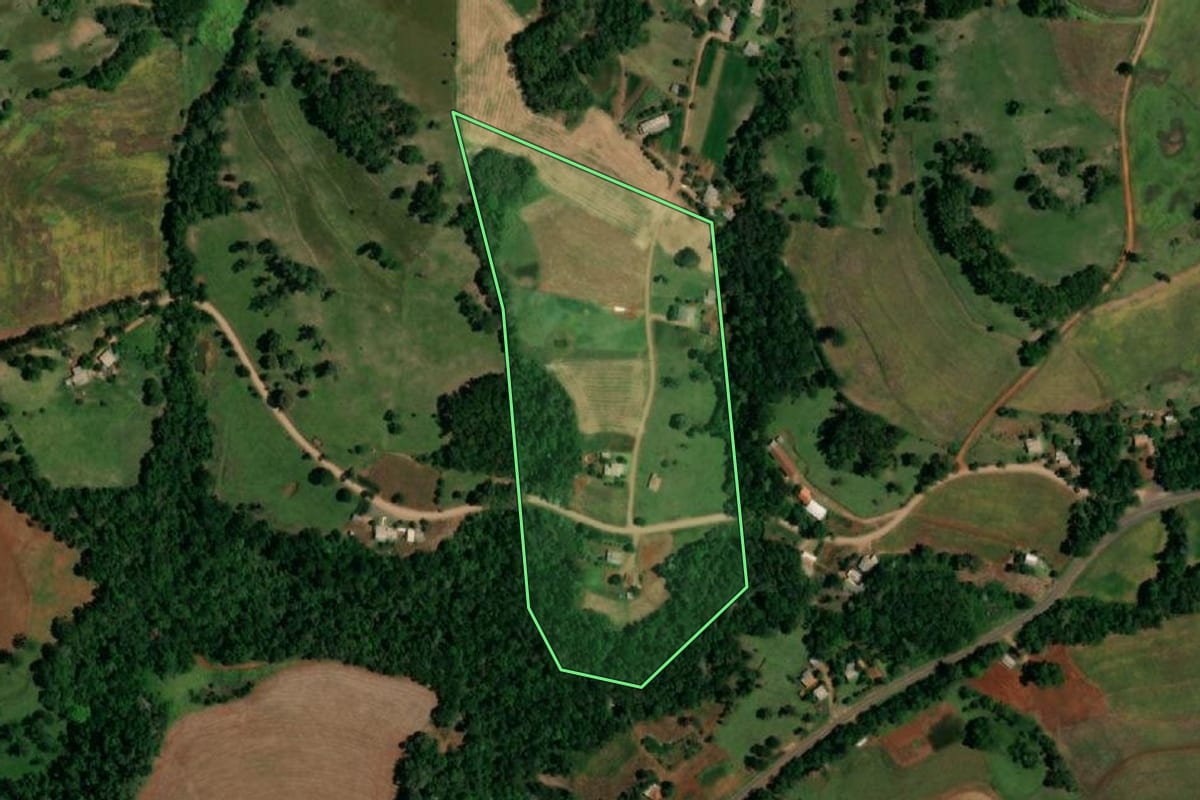 Imagem de satélite do imóvel rural em Ampére (PR), com o contorno declarado no CAR desenhado por cima.