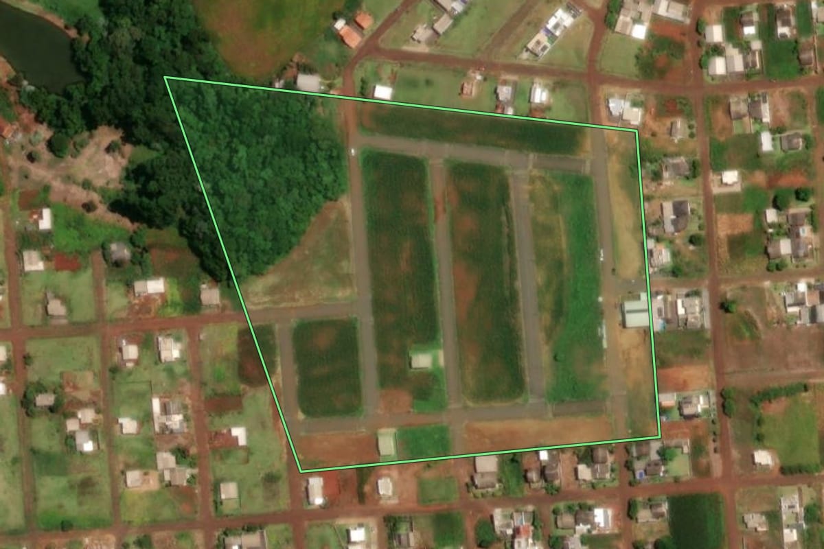 Imagem de satélite do imóvel rural em Ampére (PR), com o contorno declarado no CAR desenhado por cima.
