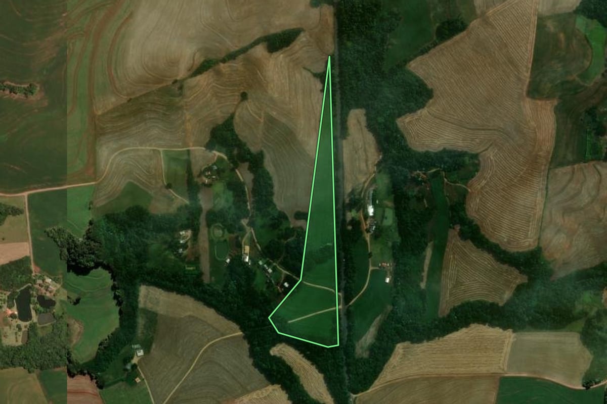 Imagem de satélite do imóvel rural em Ampére (PR), com o contorno declarado no CAR desenhado por cima.