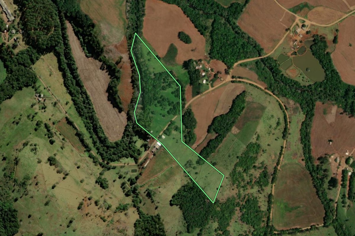 Imagem de satélite do imóvel rural em Ampére (PR), com o contorno declarado no CAR desenhado por cima.