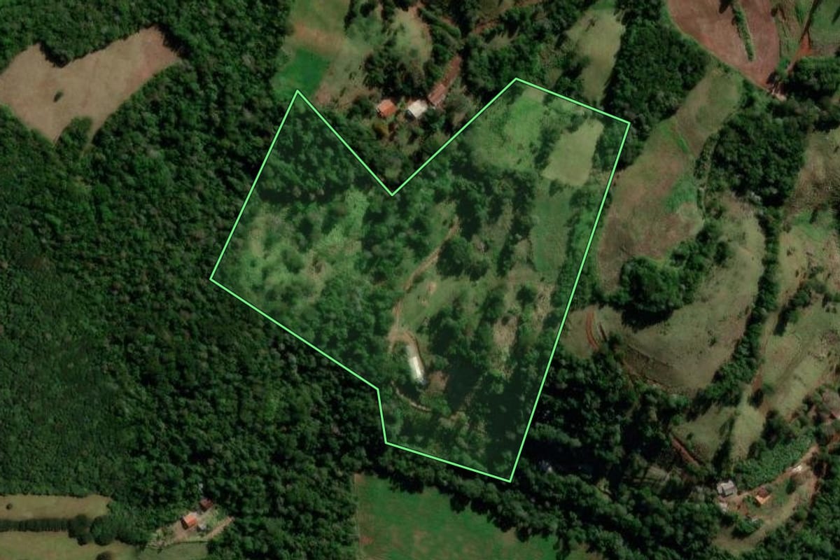Imagem de satélite do imóvel rural em Ampére (PR), com o contorno declarado no CAR desenhado por cima.
