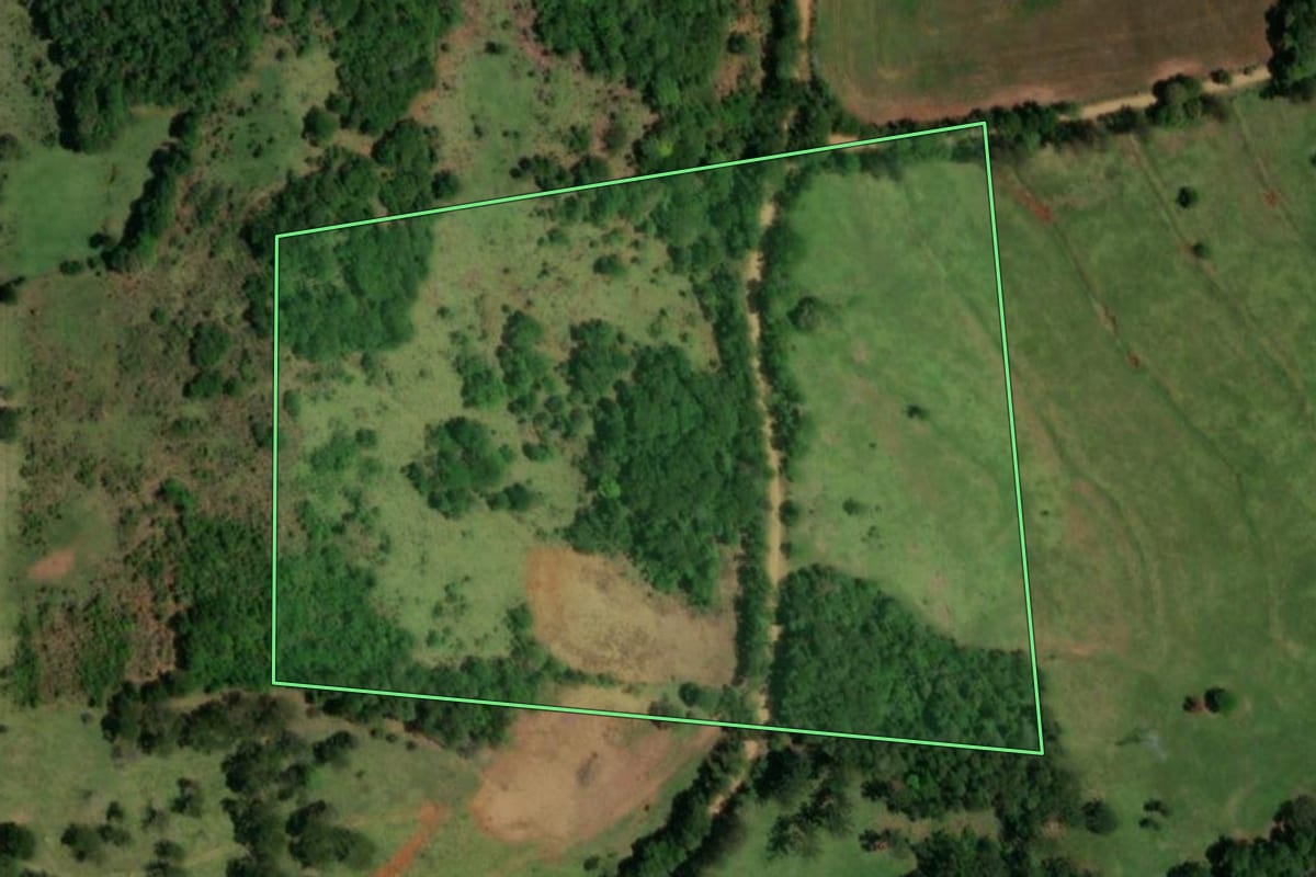 Imagem de satélite do imóvel rural em Ampére (PR), com o contorno declarado no CAR desenhado por cima.
