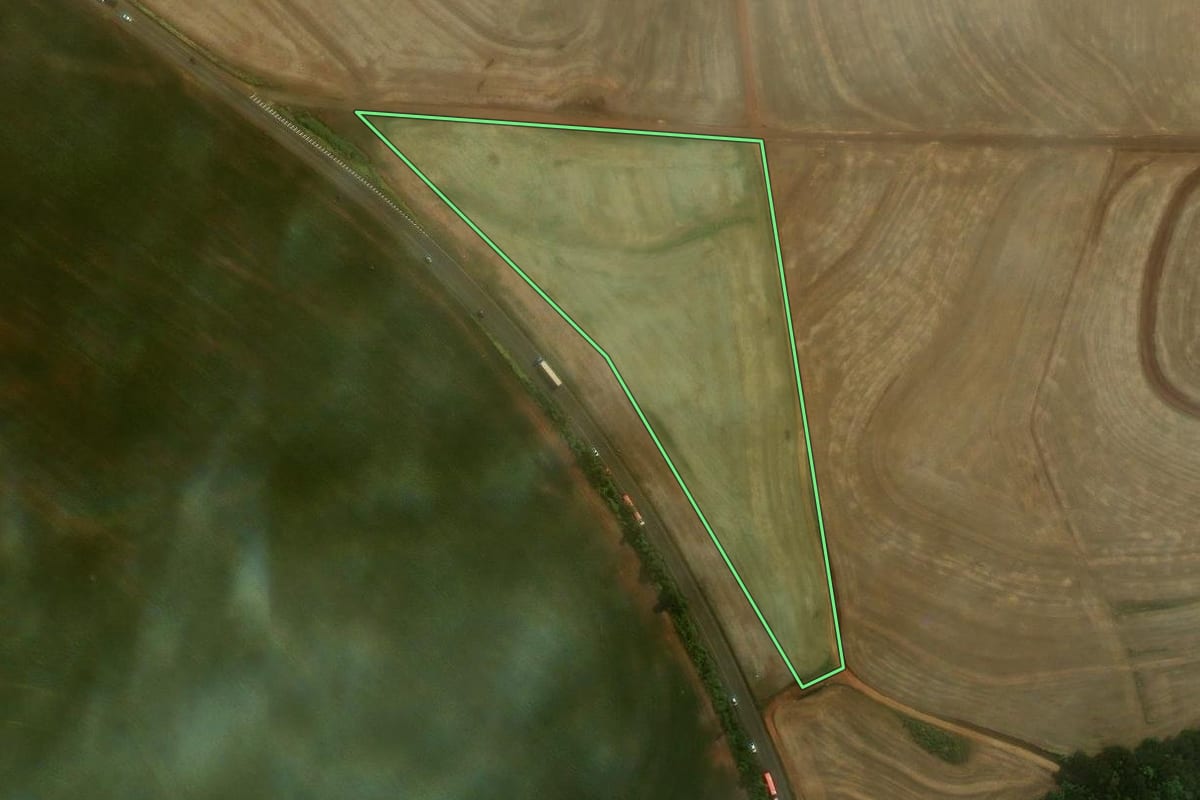 Imagem de satélite do imóvel rural em Ampére (PR), com o contorno declarado no CAR desenhado por cima.