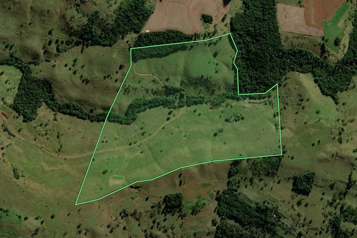 Imagem de satélite do imóvel rural em Ampére (PR), com o contorno declarado no CAR desenhado por cima.