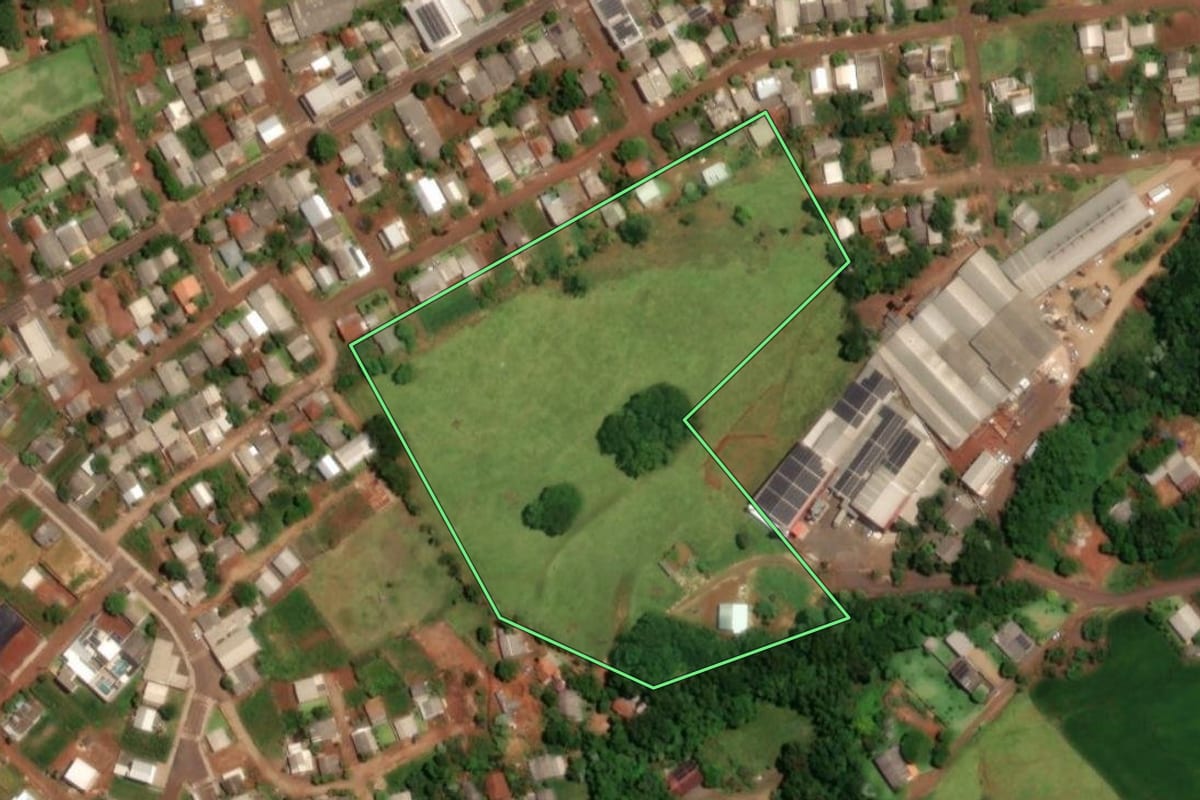 Imagem de satélite do imóvel rural em Ampére (PR), com o contorno declarado no CAR desenhado por cima.