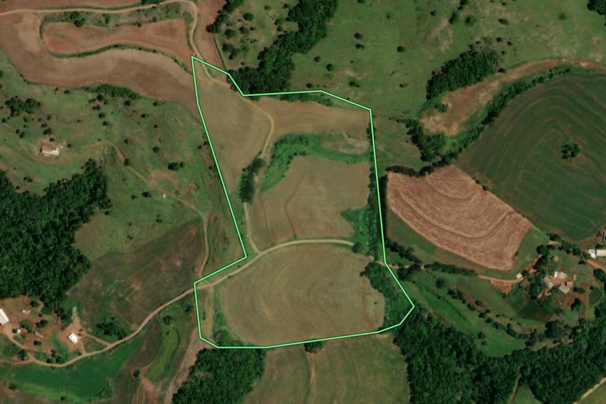 Imagem de satélite do imóvel rural em Ampére (PR), com o contorno declarado no CAR desenhado por cima.