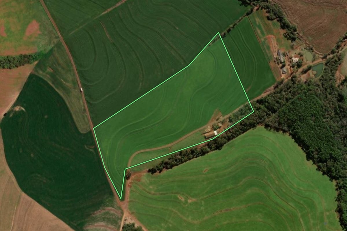 Imagem de satélite do imóvel rural em Ampére (PR), com o contorno declarado no CAR desenhado por cima.