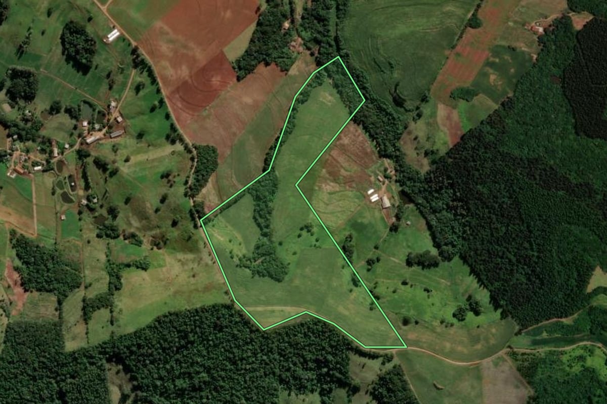 Imagem de satélite do imóvel rural em Ampére (PR), com o contorno declarado no CAR desenhado por cima.