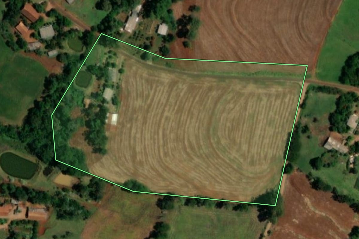 Imagem de satélite do imóvel rural em Ampére (PR), com o contorno declarado no CAR desenhado por cima.