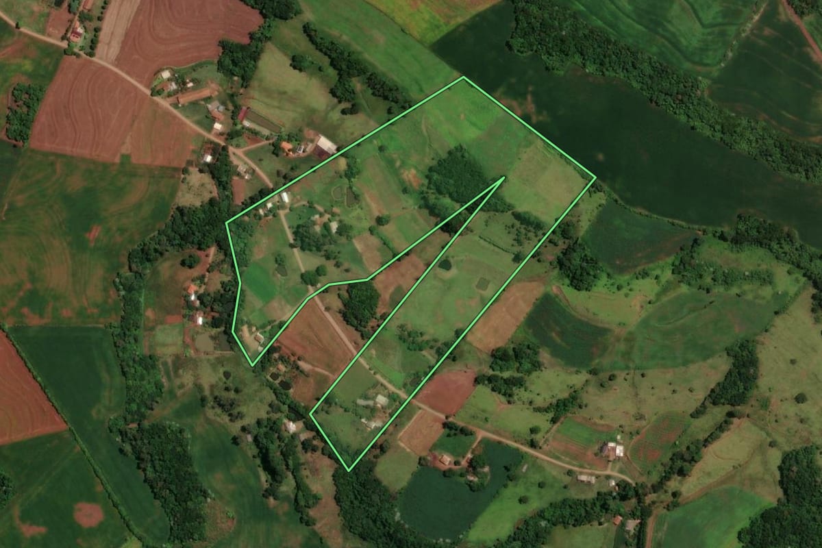 Imagem de satélite do imóvel rural em Ampére (PR), com o contorno declarado no CAR desenhado por cima.