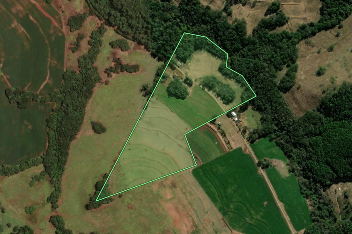 Imagem de satélite do imóvel rural em Ampére (PR), com o contorno declarado no CAR desenhado por cima.