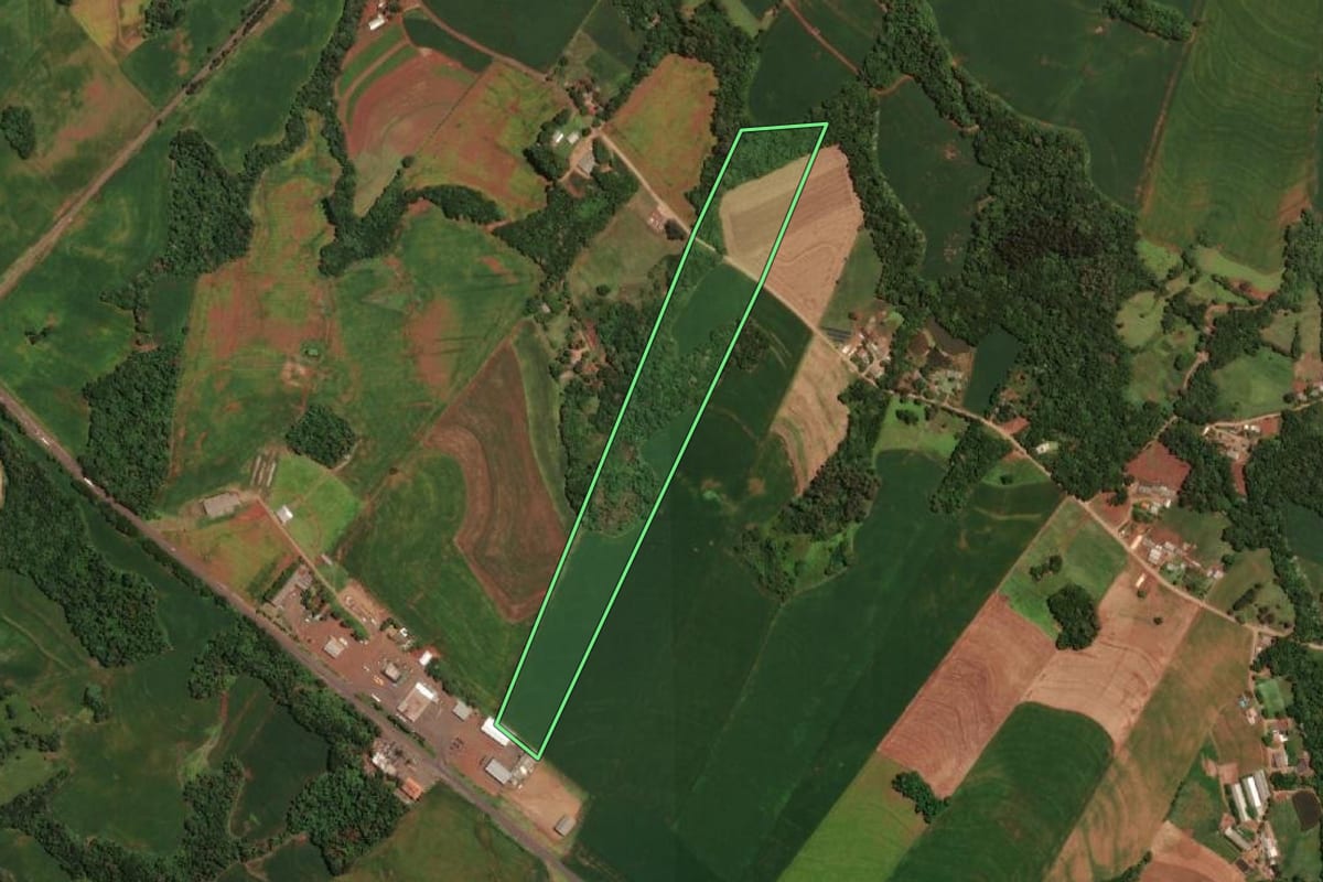 Imagem de satélite do imóvel rural em Ampére (PR), com o contorno declarado no CAR desenhado por cima.
