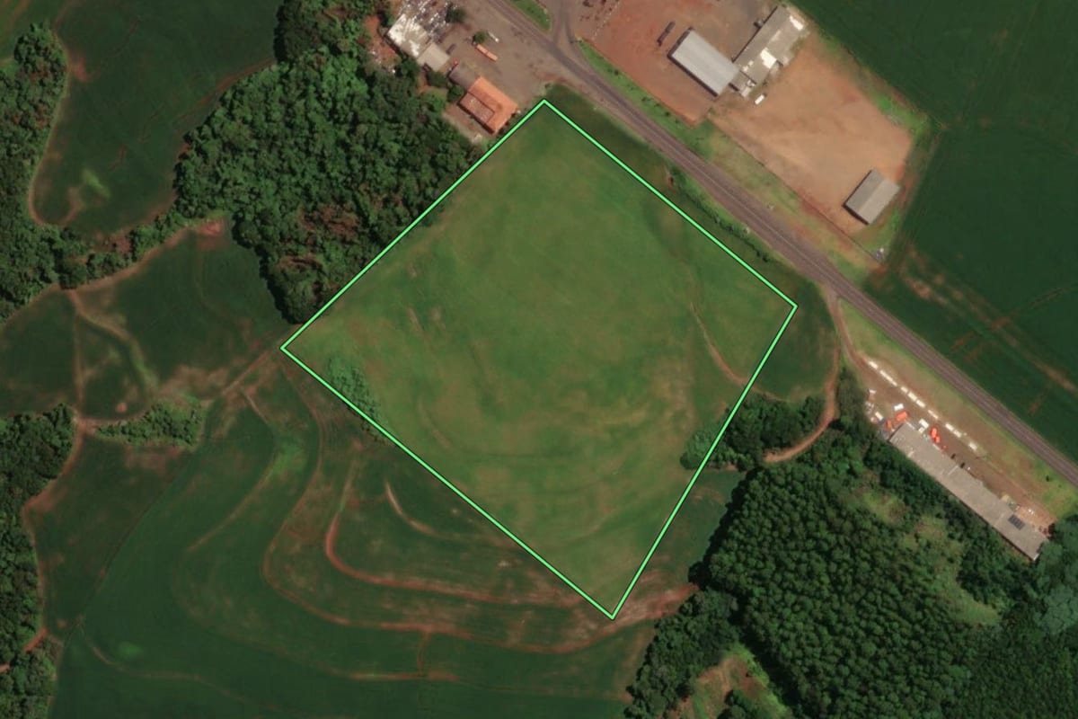 Imagem de satélite do imóvel rural em Ampére (PR), com o contorno declarado no CAR desenhado por cima.