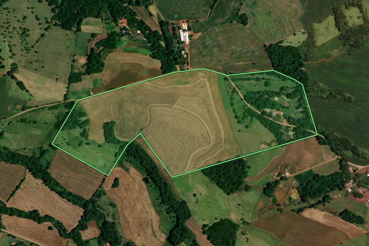 Imagem de satélite do imóvel rural em Ampére (PR), com o contorno declarado no CAR desenhado por cima.