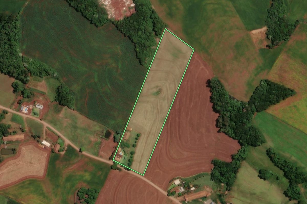 Imagem de satélite do imóvel rural em Ampére (PR), com o contorno declarado no CAR desenhado por cima.