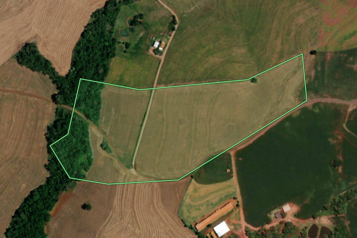 Imagem de satélite do imóvel rural em Ampére (PR), com o contorno declarado no CAR desenhado por cima.