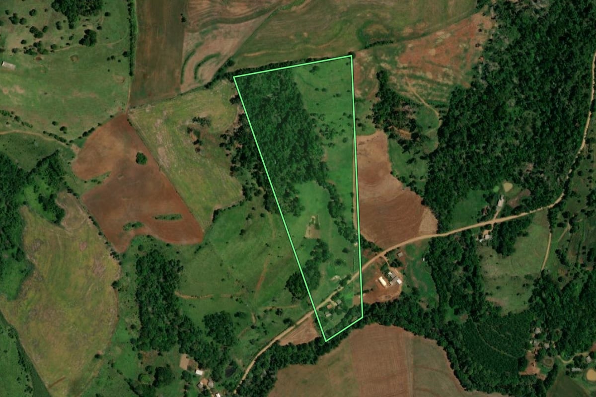 Imagem de satélite do imóvel rural em Ampére (PR), com o contorno declarado no CAR desenhado por cima.