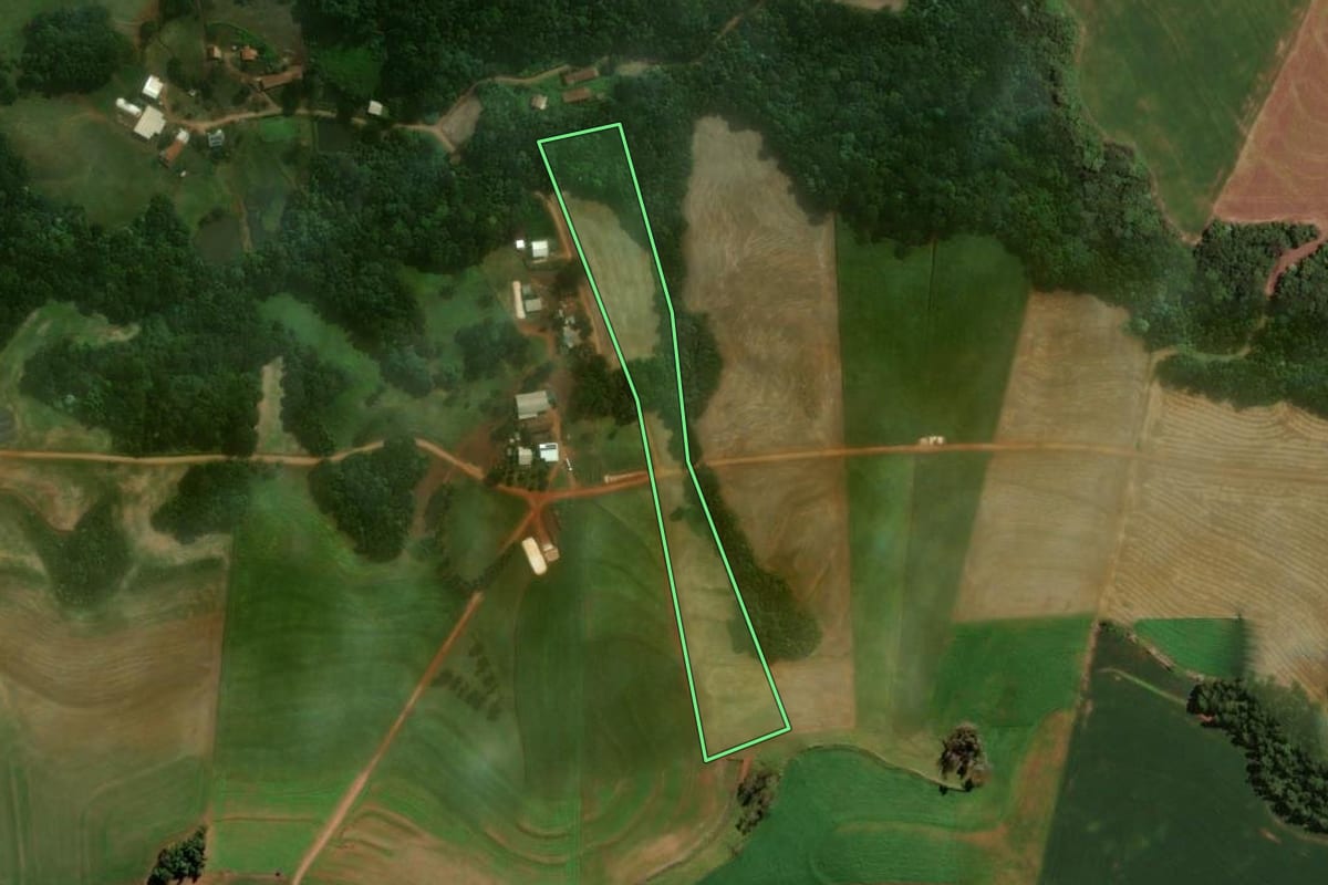 Imagem de satélite do imóvel rural em Ampére (PR), com o contorno declarado no CAR desenhado por cima.