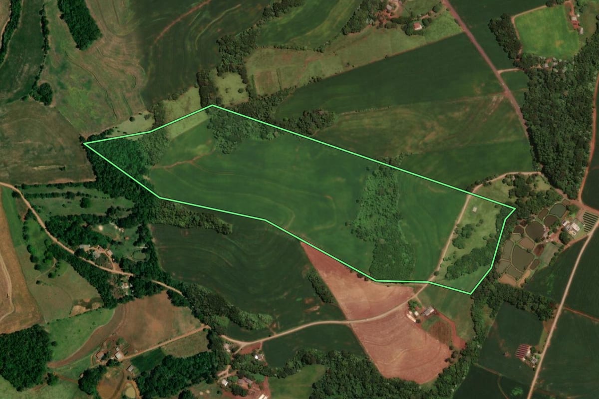 Imagem de satélite do imóvel rural em Ampére (PR), com o contorno declarado no CAR desenhado por cima.