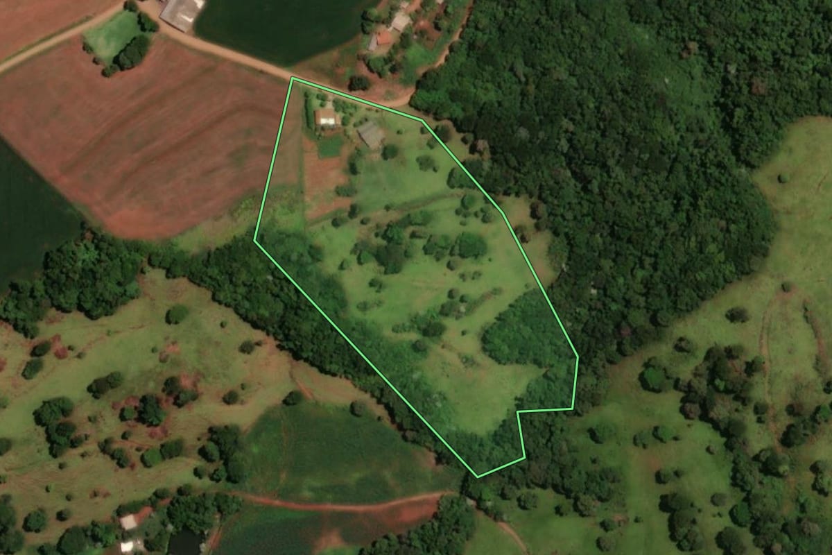 Imagem de satélite do imóvel rural em Ampére (PR), com o contorno declarado no CAR desenhado por cima.