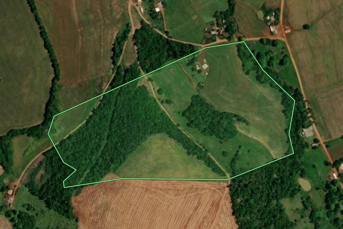 Imagem de satélite do imóvel rural em Ampére (PR), com o contorno declarado no CAR desenhado por cima.