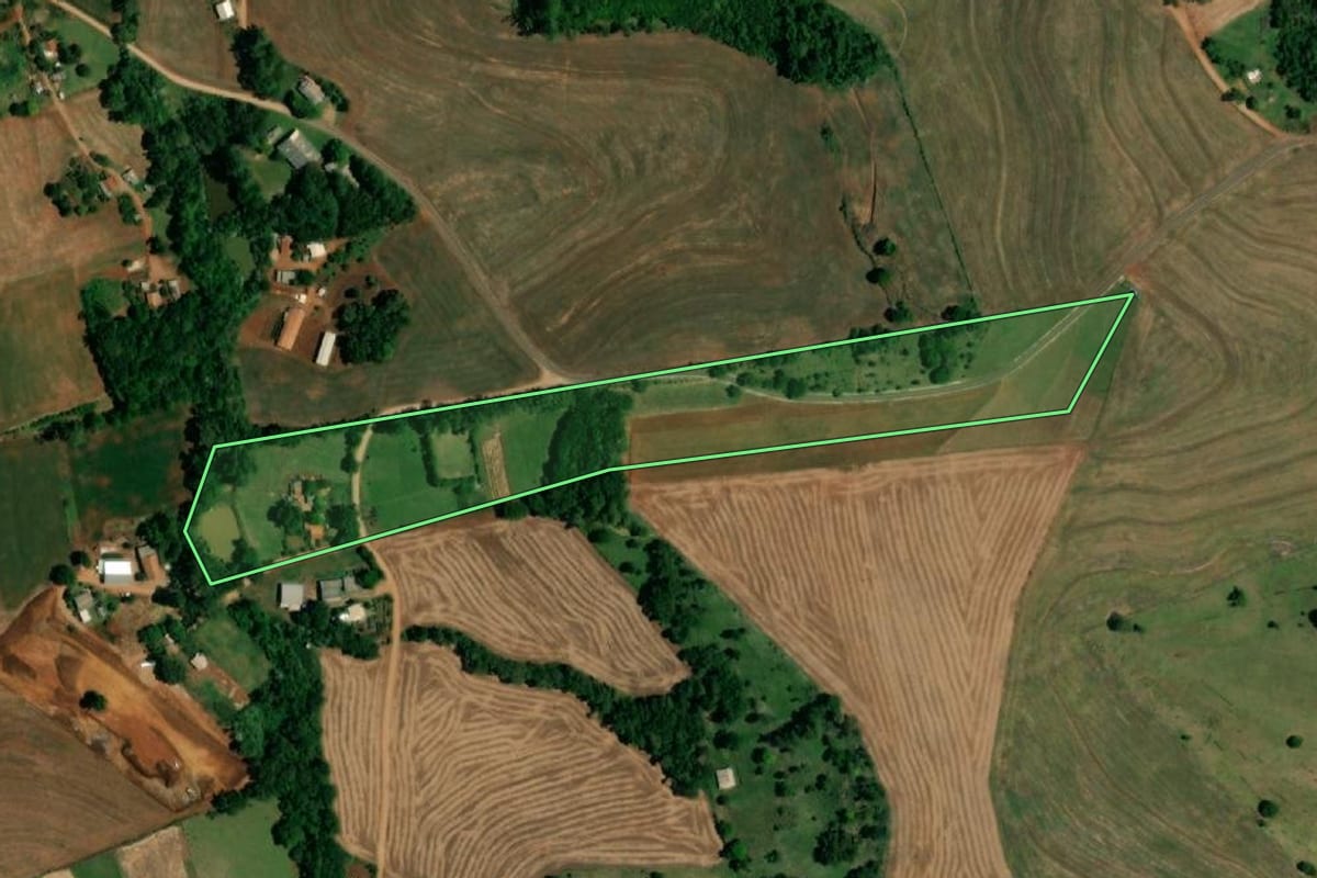 Imagem de satélite do imóvel rural em Ampére (PR), com o contorno declarado no CAR desenhado por cima.