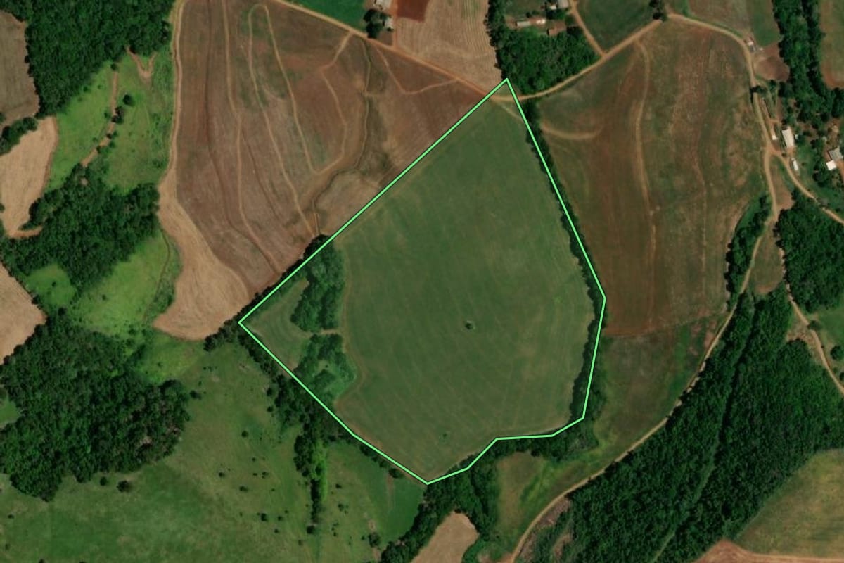Imagem de satélite do imóvel rural em Ampére (PR), com o contorno declarado no CAR desenhado por cima.