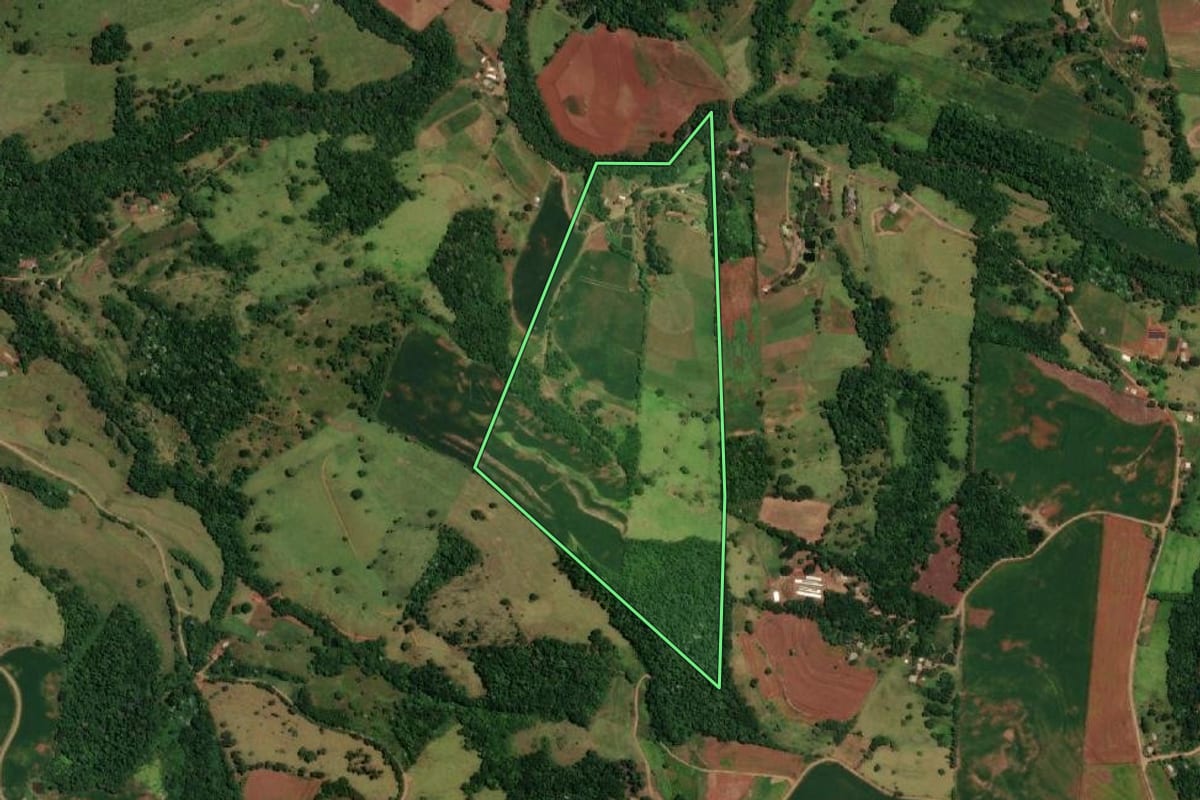 Imagem de satélite do imóvel rural em Ampére (PR), com o contorno declarado no CAR desenhado por cima.