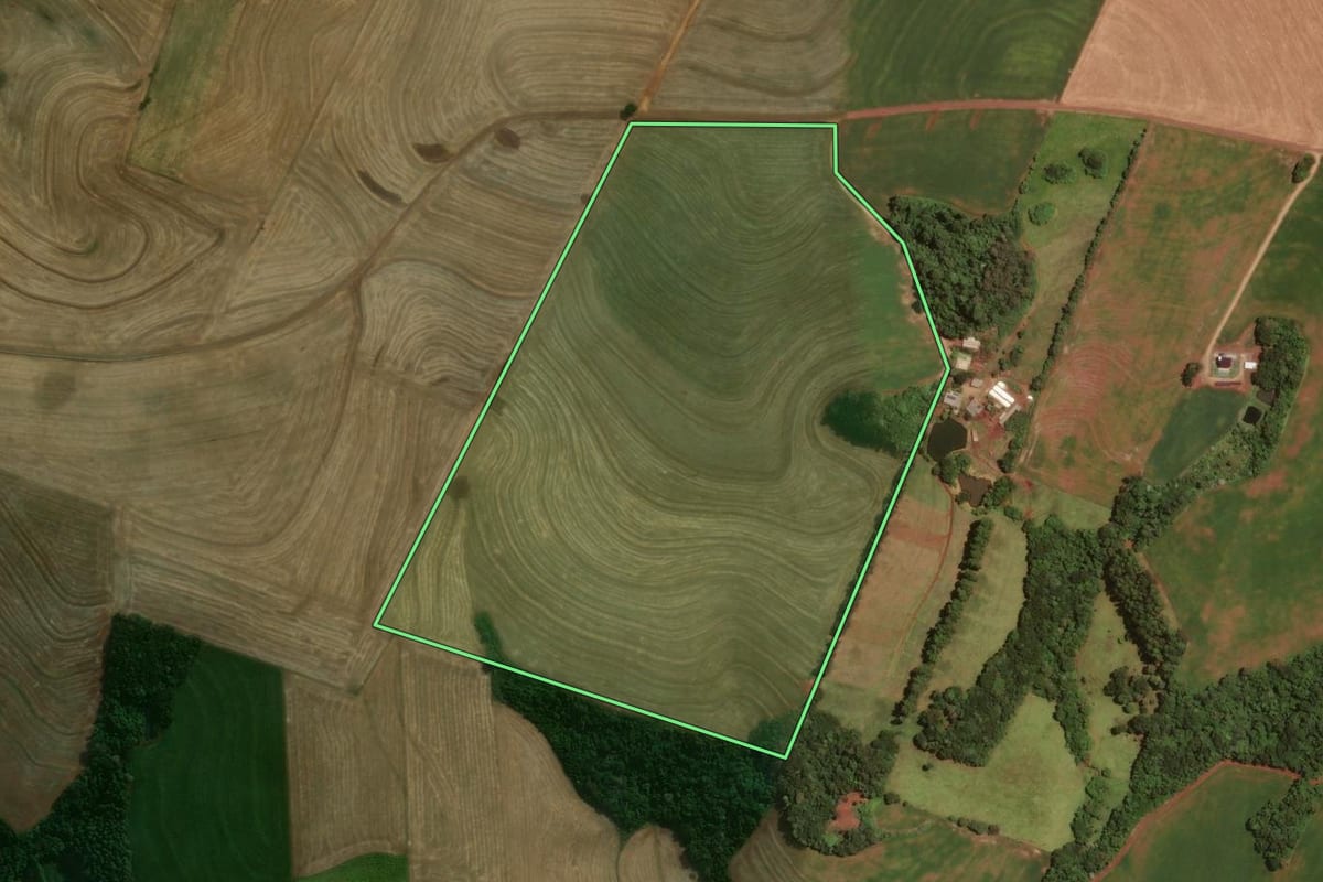 Imagem de satélite do imóvel rural em Ampére (PR), com o contorno declarado no CAR desenhado por cima.