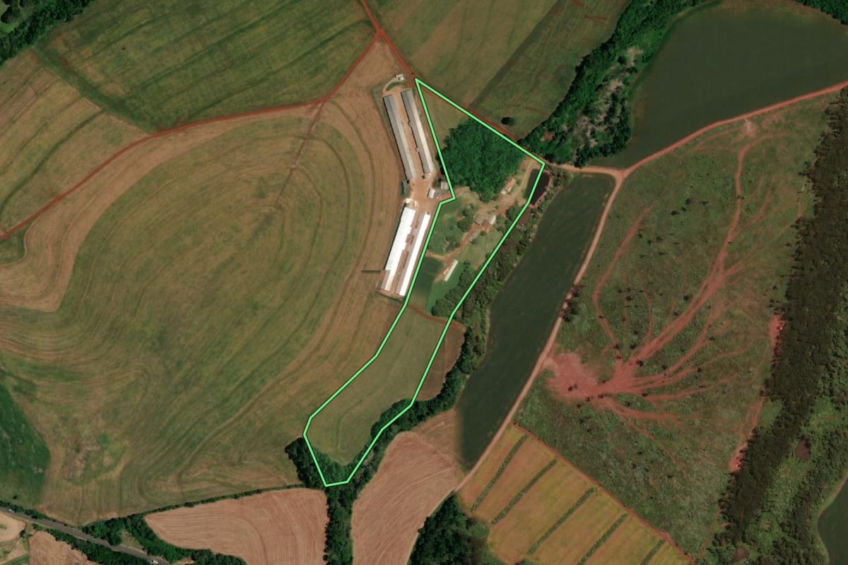 Imagem de satélite do imóvel rural em Ampére (PR), com o contorno declarado no CAR desenhado por cima.
