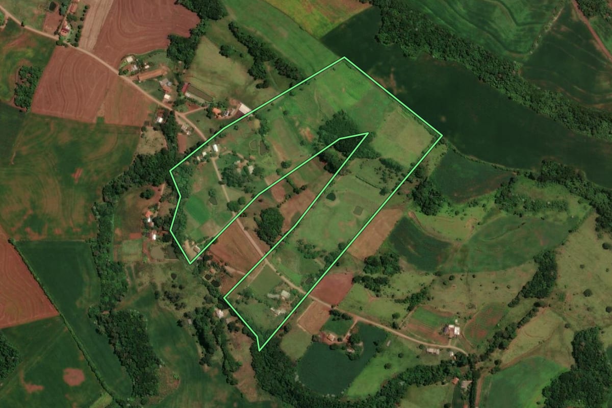 Imagem de satélite do imóvel rural em Ampére (PR), com o contorno declarado no CAR desenhado por cima.