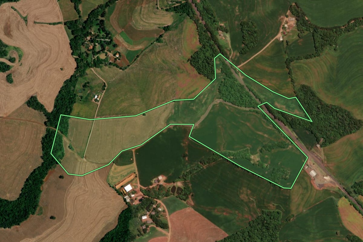 Imagem de satélite do imóvel rural em Ampére (PR), com o contorno declarado no CAR desenhado por cima.