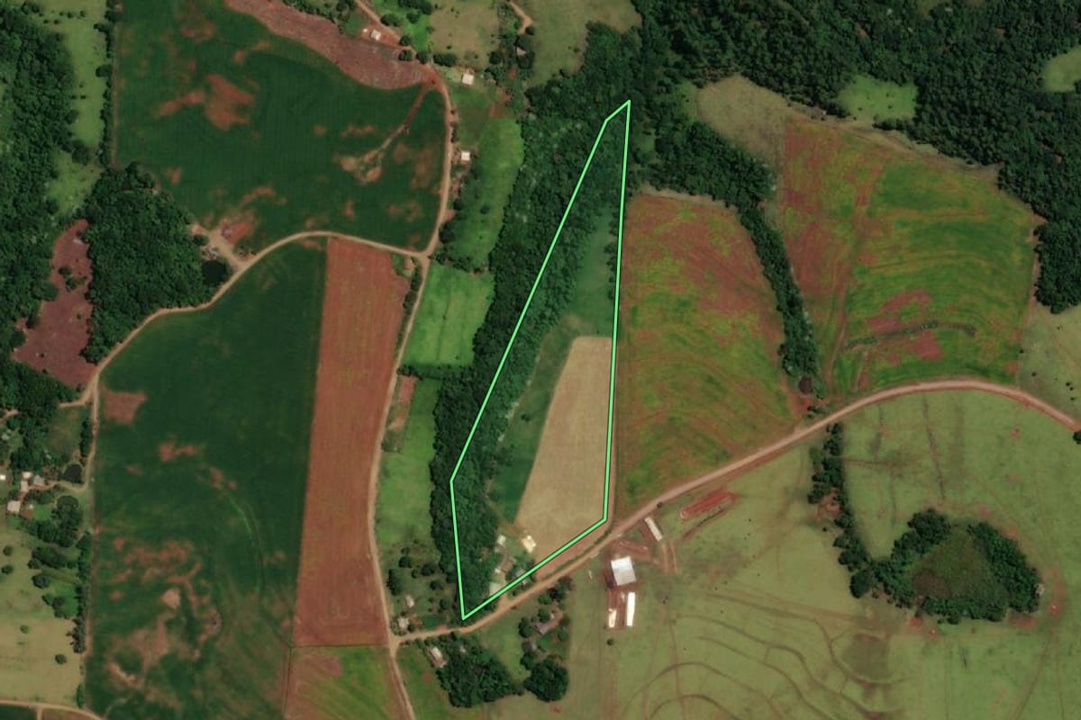 Imagem de satélite do imóvel rural em Ampére (PR), com o contorno declarado no CAR desenhado por cima.