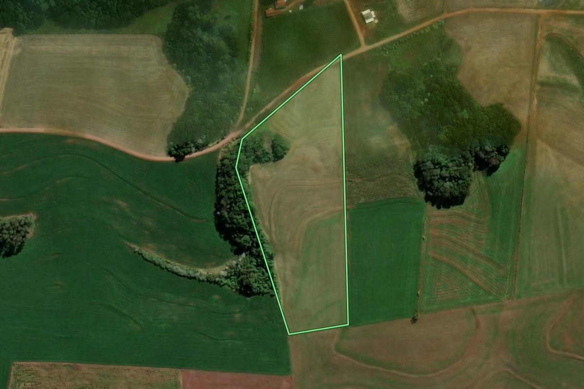 Imagem de satélite do imóvel rural em Ampére (PR), com o contorno declarado no CAR desenhado por cima.