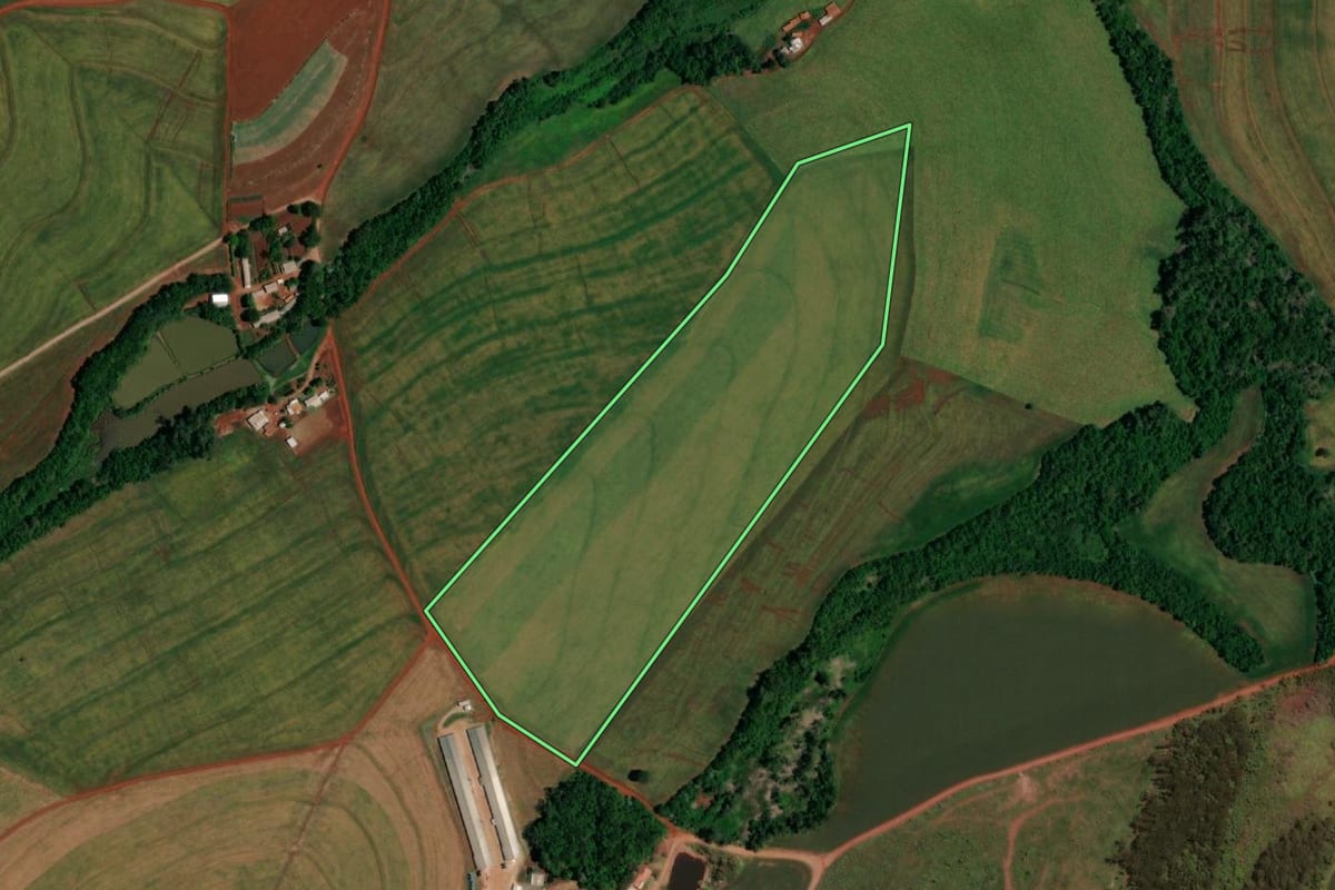 Imagem de satélite do imóvel rural em Ampére (PR), com o contorno declarado no CAR desenhado por cima.