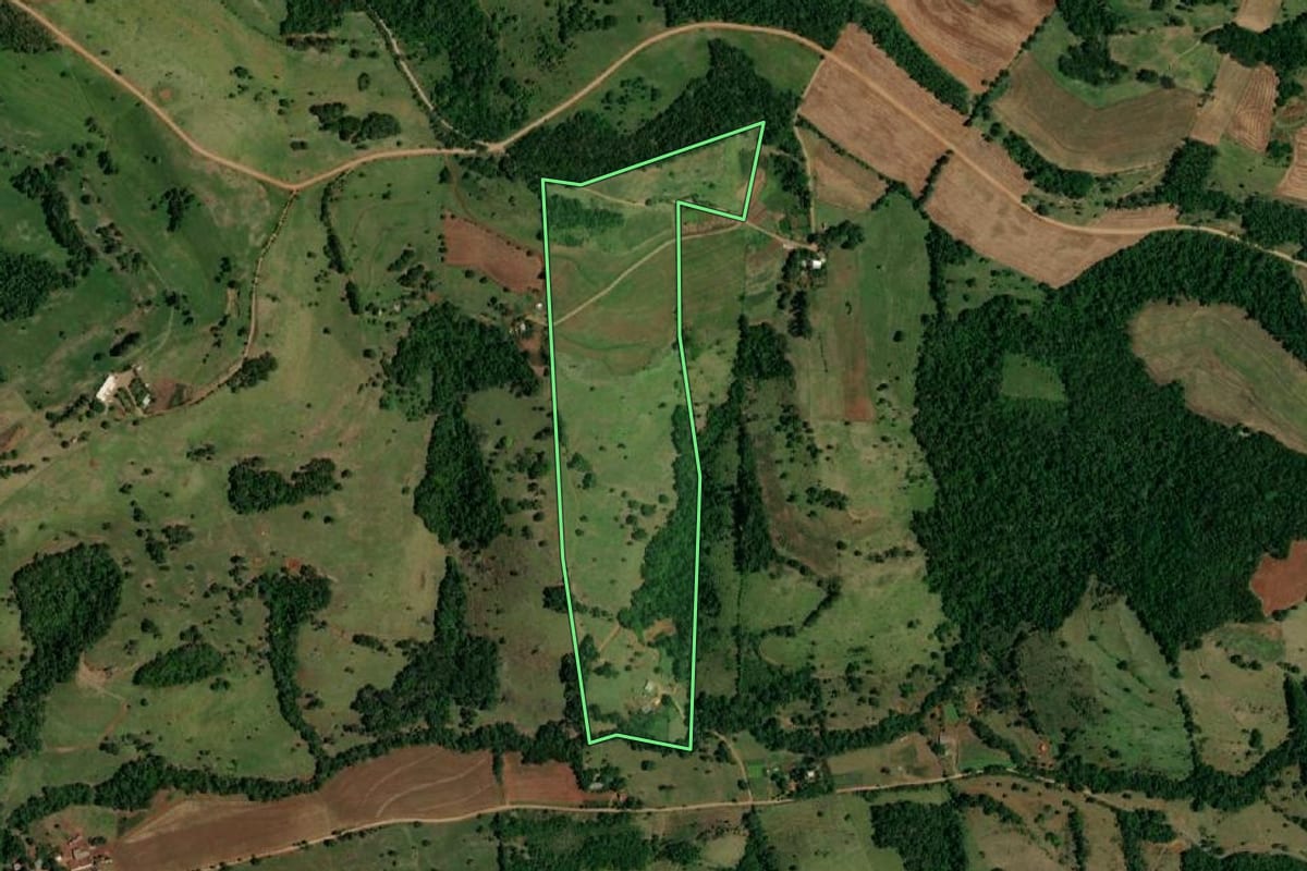 Imagem de satélite do imóvel rural em Ampére (PR), com o contorno declarado no CAR desenhado por cima.