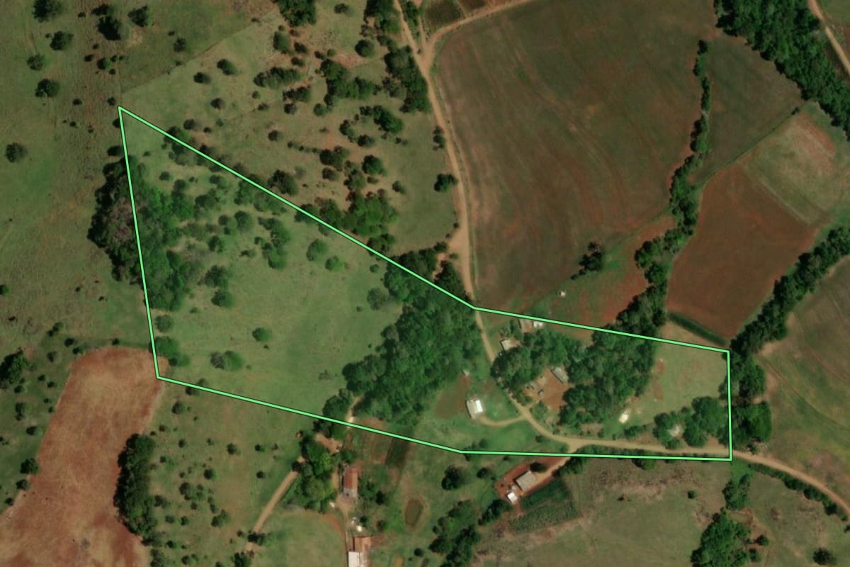 Imagem de satélite do imóvel rural em Ampére (PR), com o contorno declarado no CAR desenhado por cima.