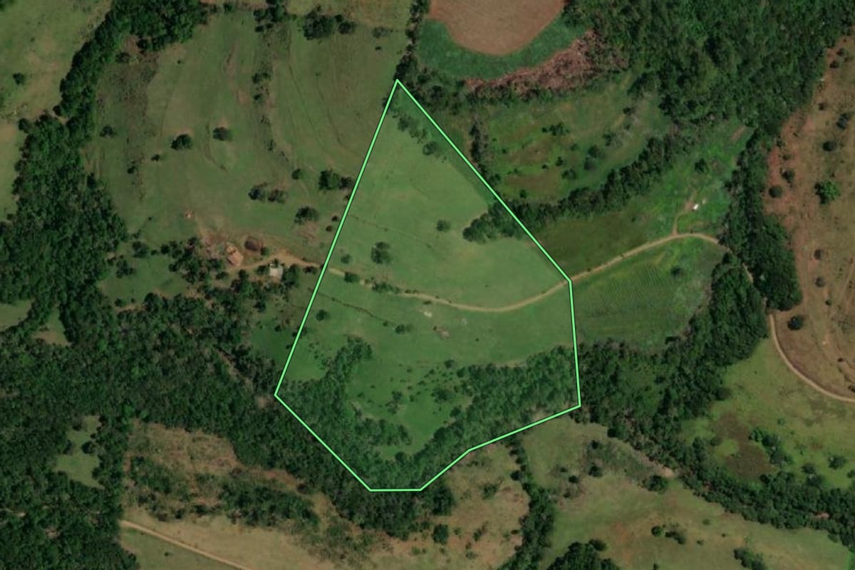 Imagem de satélite do imóvel rural em Ampére (PR), com o contorno declarado no CAR desenhado por cima.