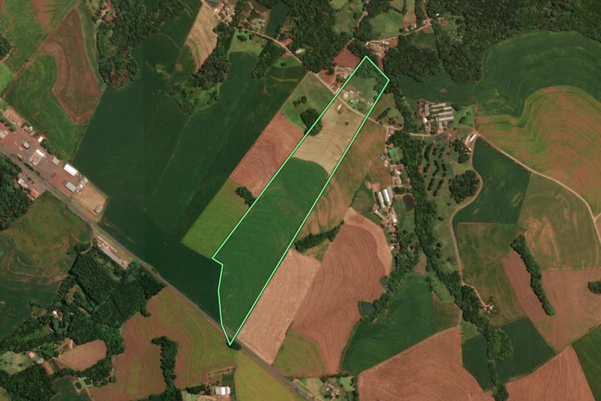 Imagem de satélite do imóvel rural em Ampére (PR), com o contorno declarado no CAR desenhado por cima.