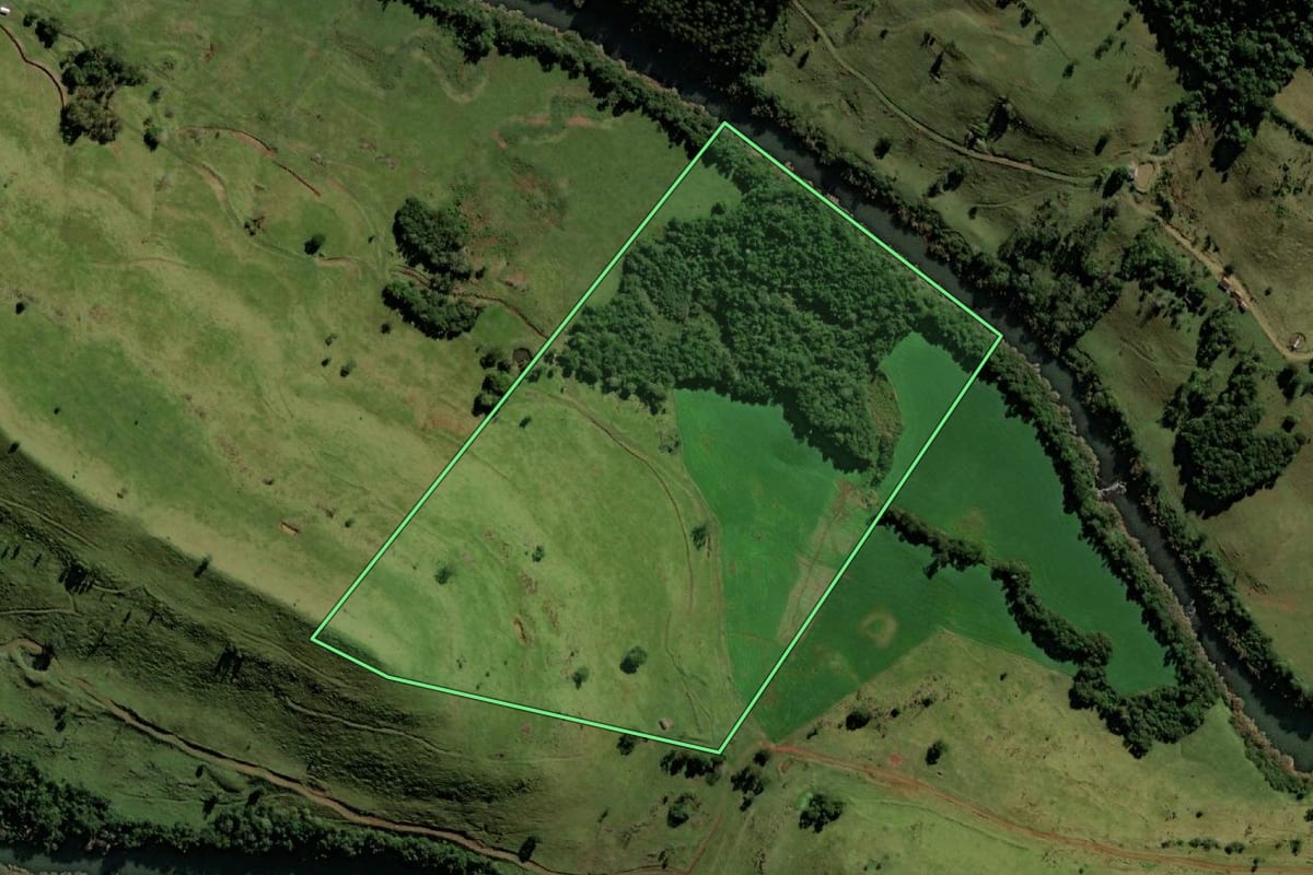 Imagem de satélite do imóvel rural em Ampére (PR), com o contorno declarado no CAR desenhado por cima.