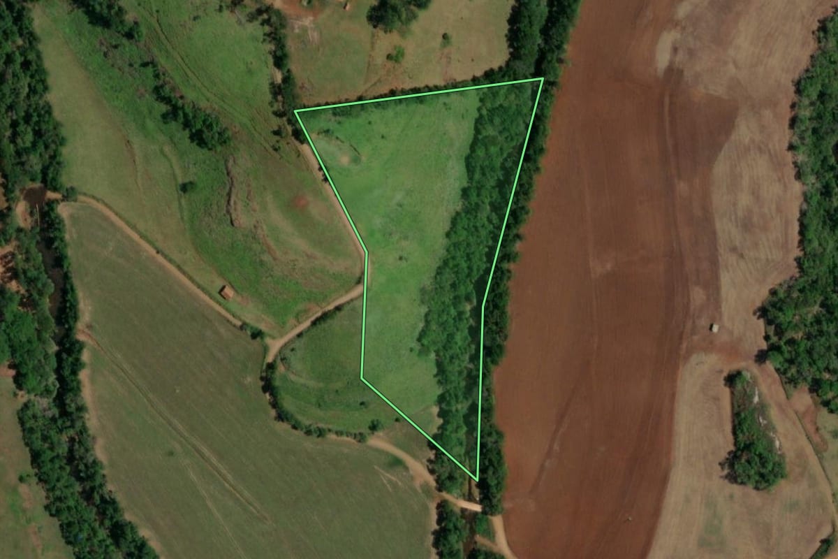 Imagem de satélite do imóvel rural em Ampére (PR), com o contorno declarado no CAR desenhado por cima.