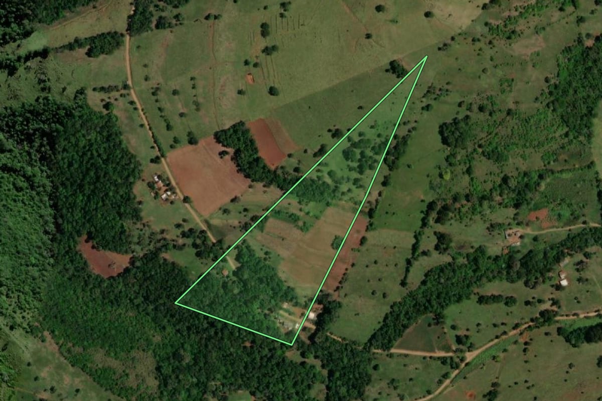 Imagem de satélite do imóvel rural em Ampére (PR), com o contorno declarado no CAR desenhado por cima.