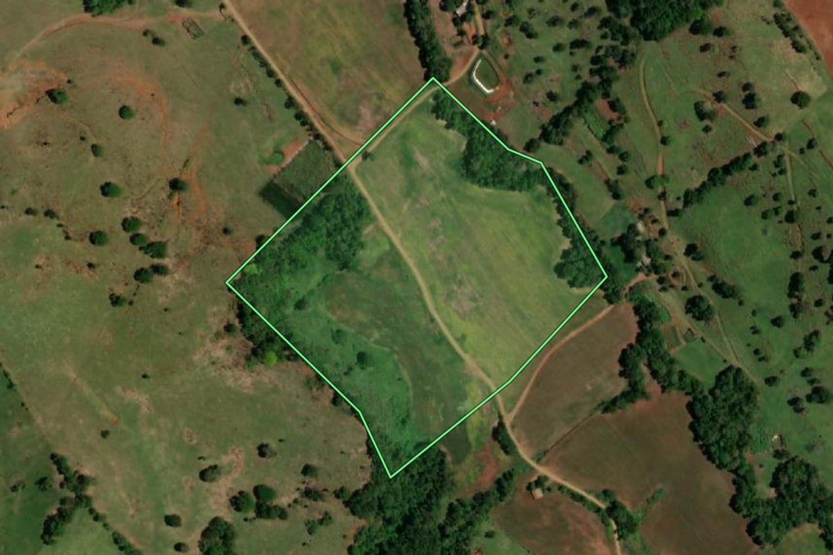 Imagem de satélite do imóvel rural em Ampére (PR), com o contorno declarado no CAR desenhado por cima.