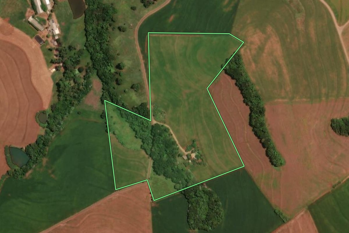 Imagem de satélite do imóvel rural em Ampére (PR), com o contorno declarado no CAR desenhado por cima.