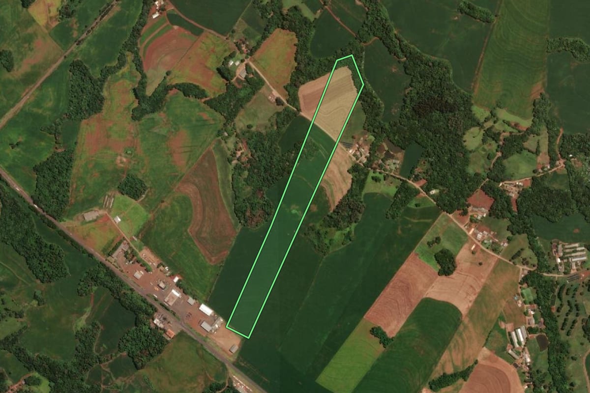 Imagem de satélite do imóvel rural em Ampére (PR), com o contorno declarado no CAR desenhado por cima.